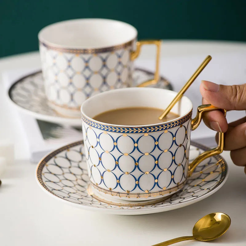 Xícara de Café Europeia- GoldEngland - Jogo de Xícara de Café Rosa Florido, Jogo de Xícara de Café Azul Florido, Jogo de Xícara de Café Vermelho, Jogo de Xícara de Café Azul, Jogo de Xícara de Café Rosa Traços, Jogo de Xícara de Café Azul Traços, Jogo de Xícara de Café Branco - Tudo Shop