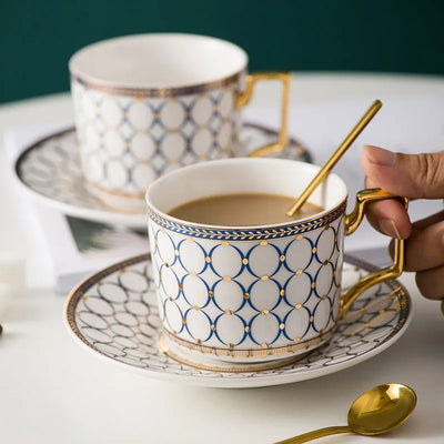 Xícara de Café Europeia- GoldEngland - Jogo de Xícara de Café Rosa Florido, Jogo de Xícara de Café Azul Florido, Jogo de Xícara de Café Vermelho, Jogo de Xícara de Café Azul, Jogo de Xícara de Café Rosa Traços, Jogo de Xícara de Café Azul Traços, Jogo de Xícara de Café Branco - Tudo Shop