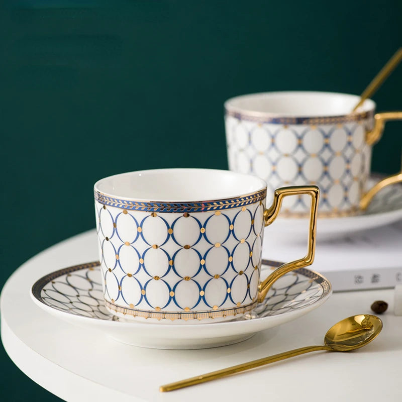 Xícara de Café Europeia- GoldEngland - Jogo de Xícara de Café Rosa Florido, Jogo de Xícara de Café Azul Florido, Jogo de Xícara de Café Vermelho, Jogo de Xícara de Café Azul, Jogo de Xícara de Café Rosa Traços, Jogo de Xícara de Café Azul Traços, Jogo de Xícara de Café Branco - Tudo Shop